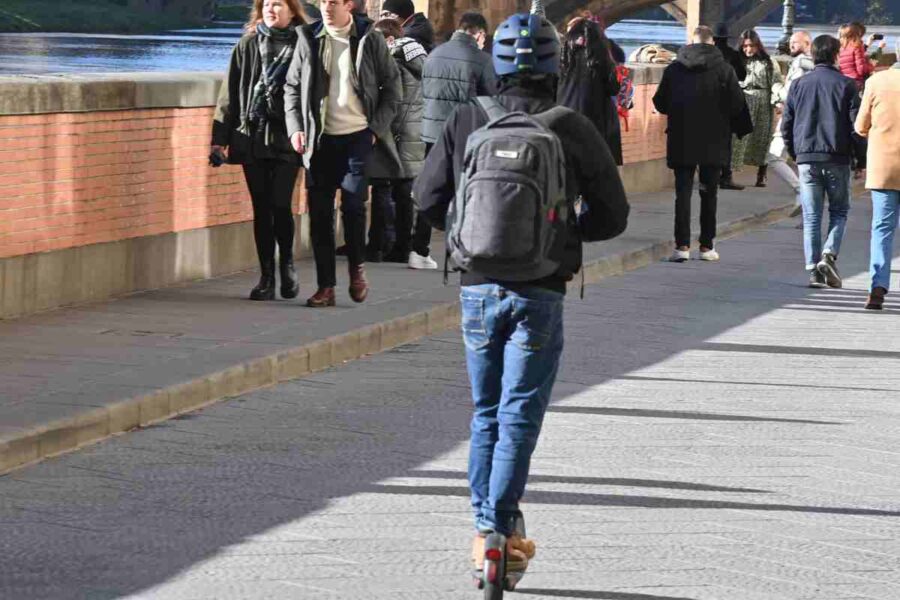 Ora è tutto ufficiale: obbligo di casco per i monopattini elettrici