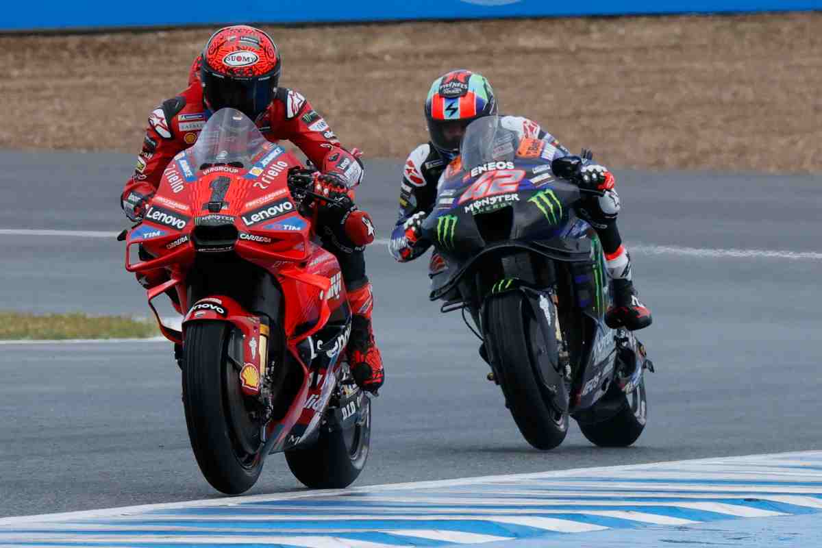 Come fanno a bere i piloti della MotoGP?