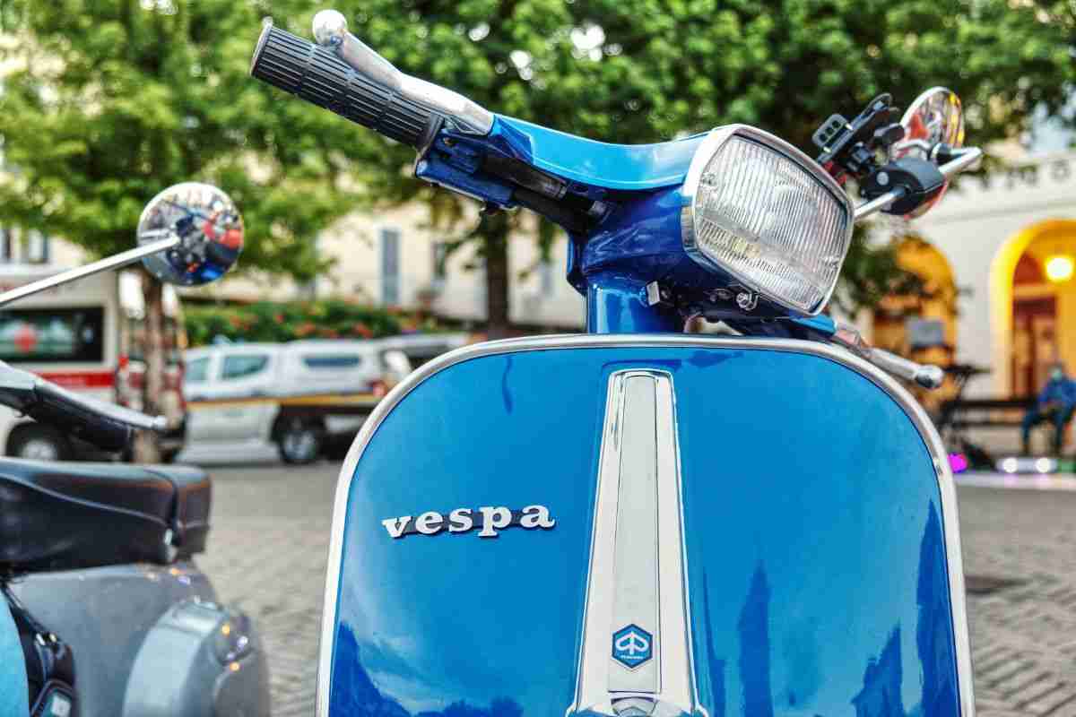 Impresa folle in Vespa, la storia dall'Italia è da brividi: appassionati increduli