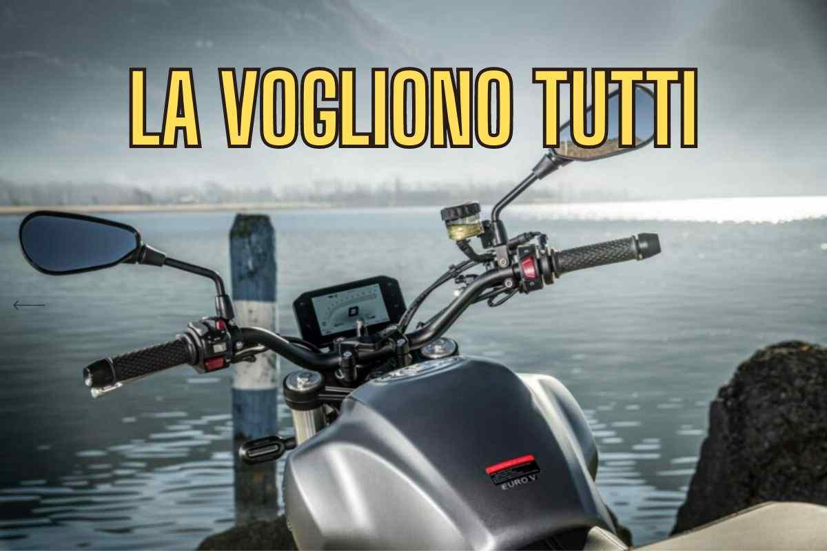 A vederla sembra una moto da big, ma costa poco ed è accessibile a tutti: italiani innamorati persi di lei