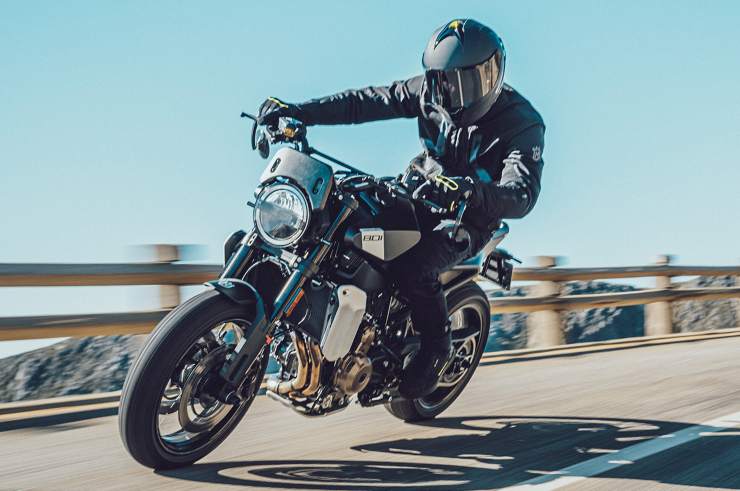 Husqvarna Svartpilen 801 KTM Duke 790 moto novità