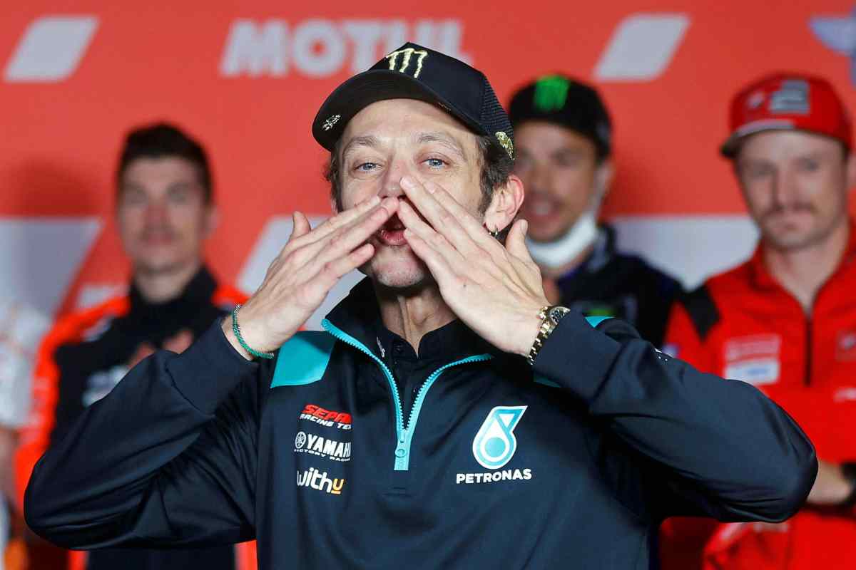 Valentino Rossi ancora protagonista: l'annuncio manda in delirio i tifosi, parla il pilota