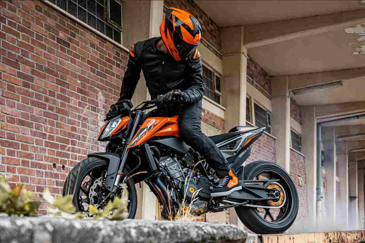 Husqvarna Svartpilen 801 KTM Duke 790 moto novità