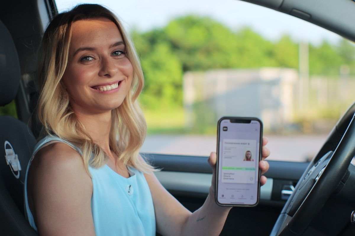 Automobilista mostra patente digitale