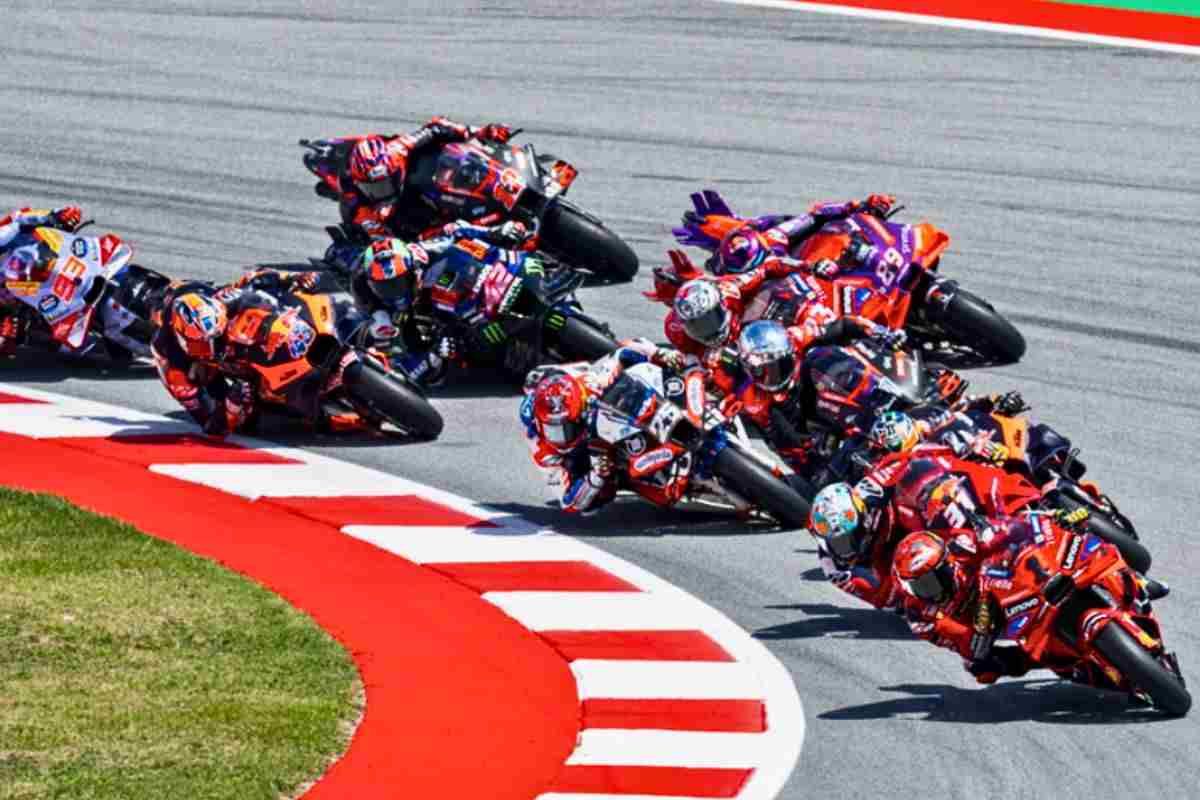 Moto affrontano una curva