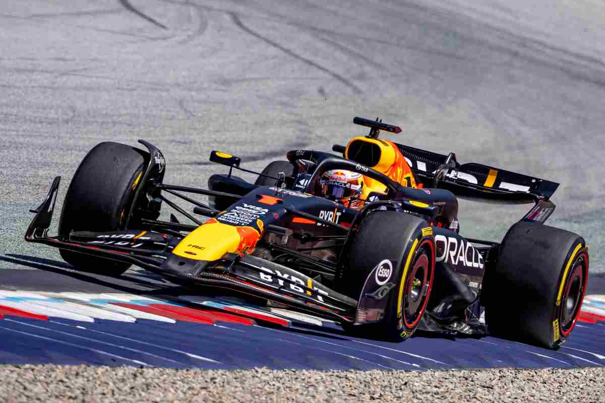 Verstappen Mercedes paddock