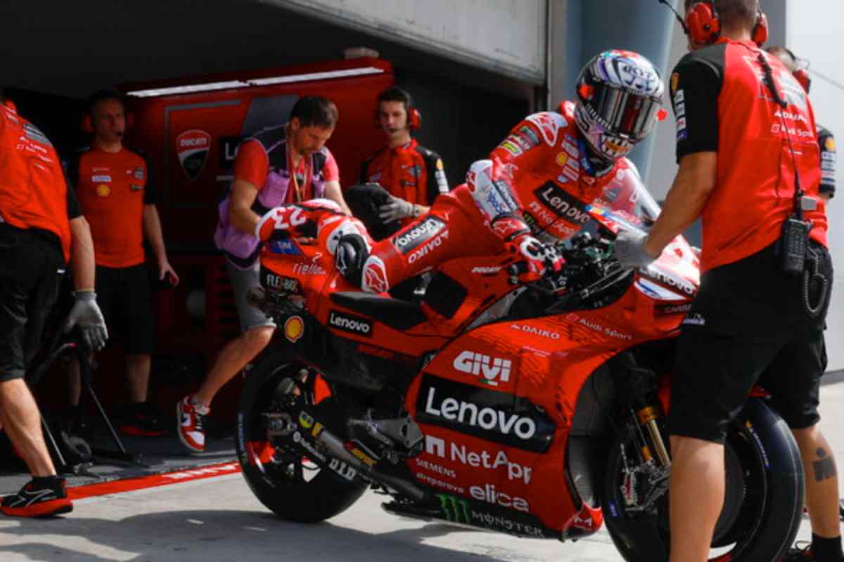 Moto nei box