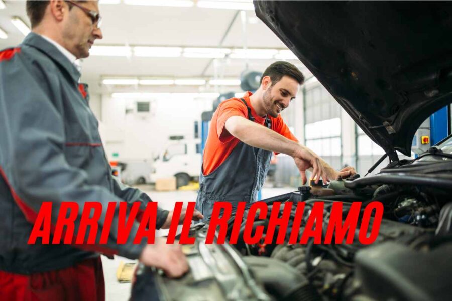 Meccanico auto che ripara una vettura
