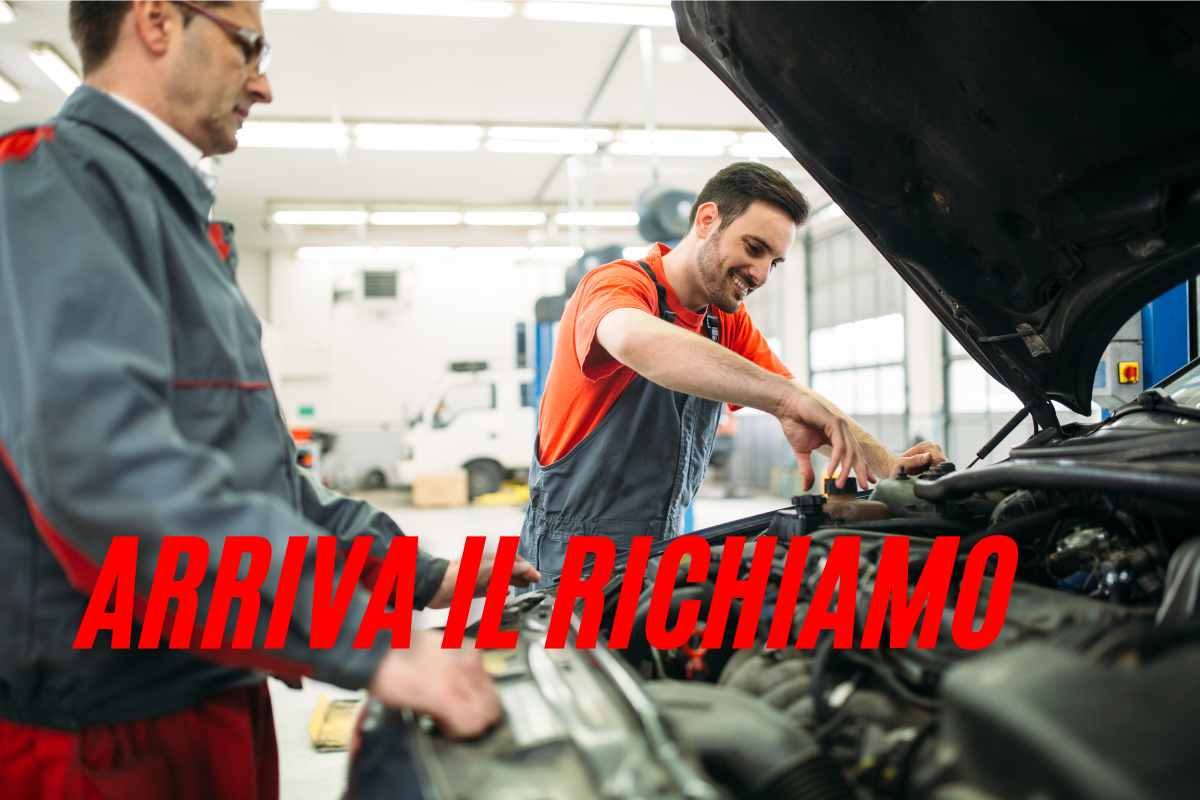 Meccanico auto che ripara una vettura